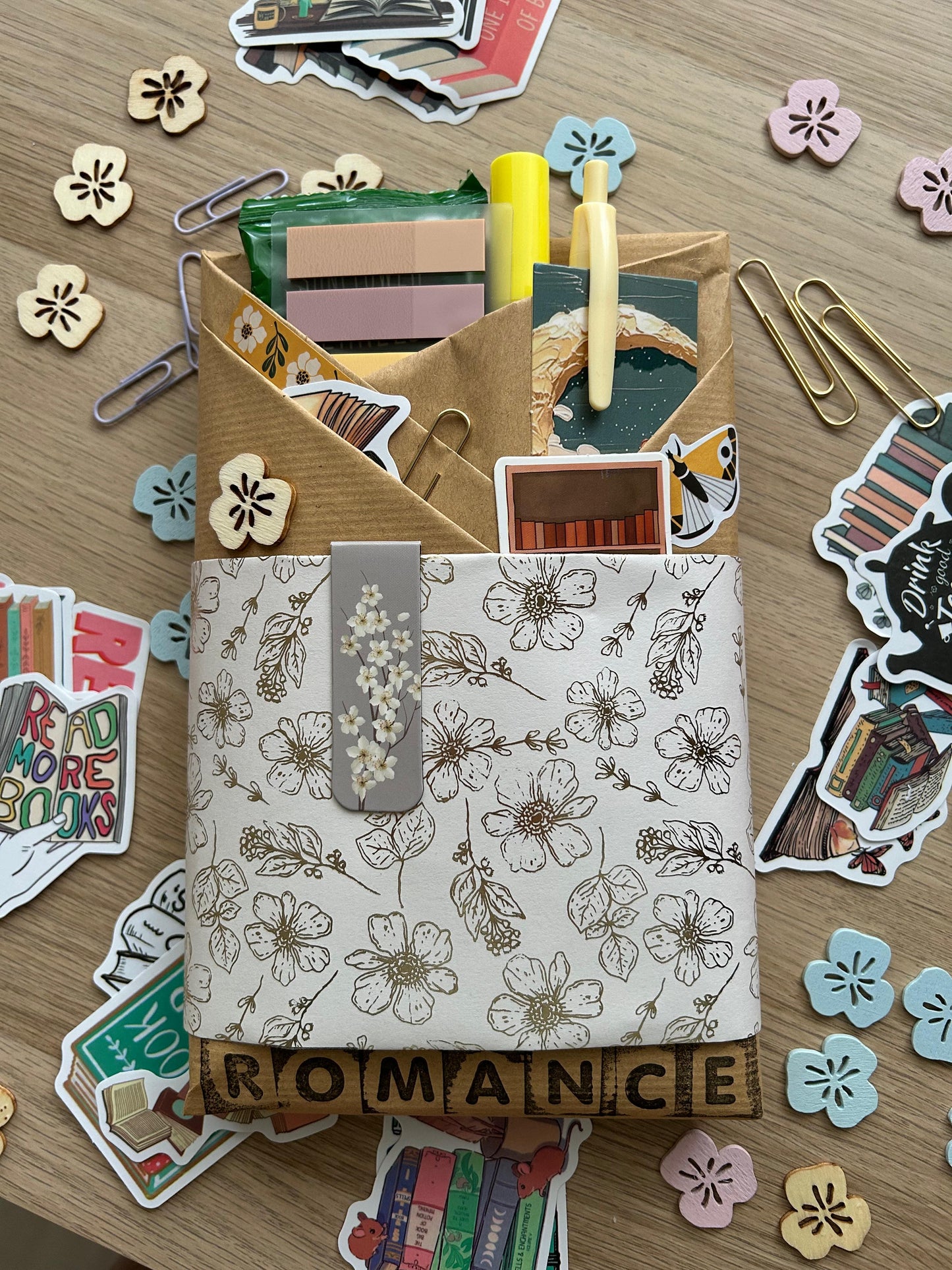 Blind Date with a Book - Yellow ☀️